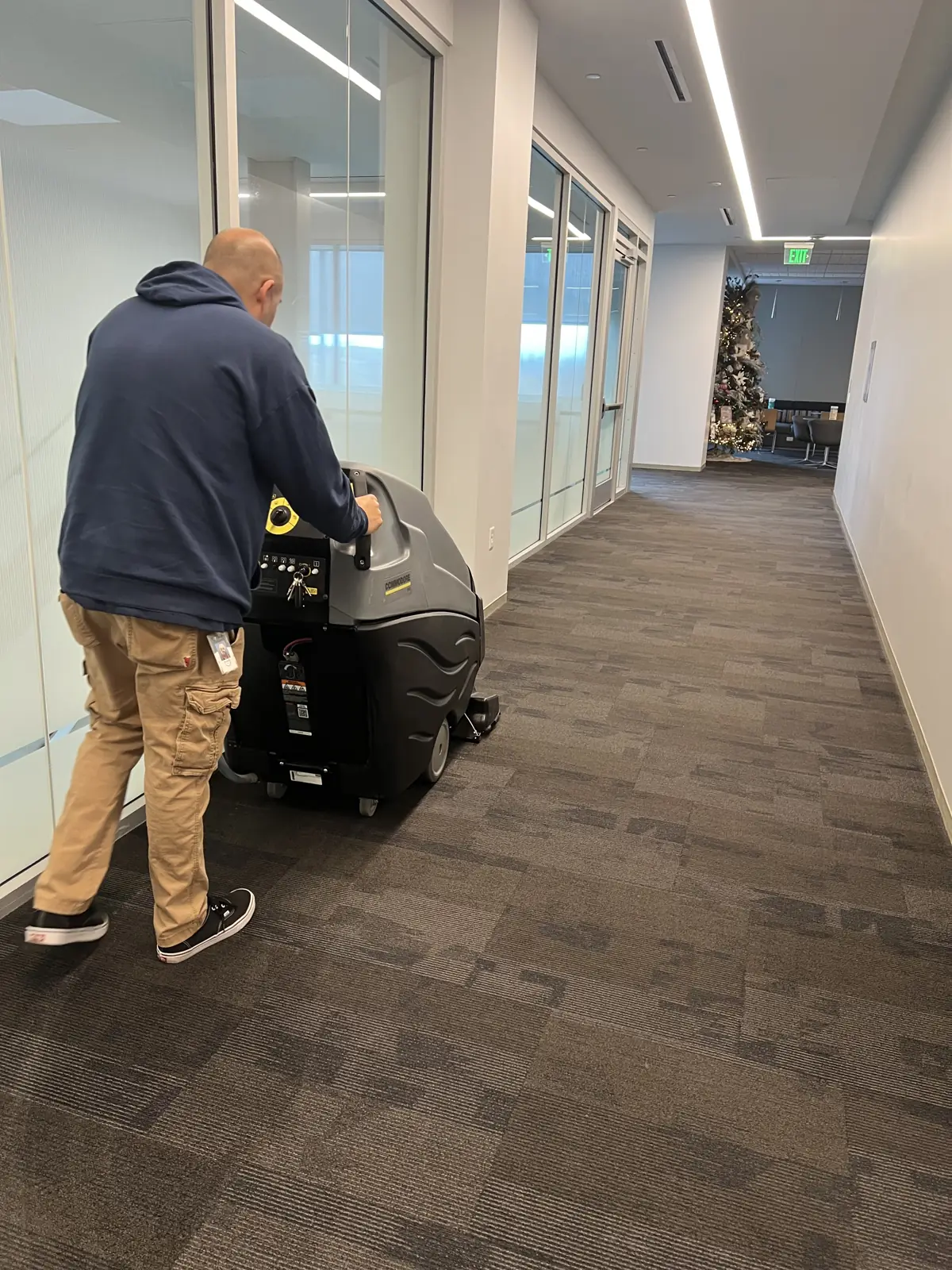 Carpet extraction in an office corridor